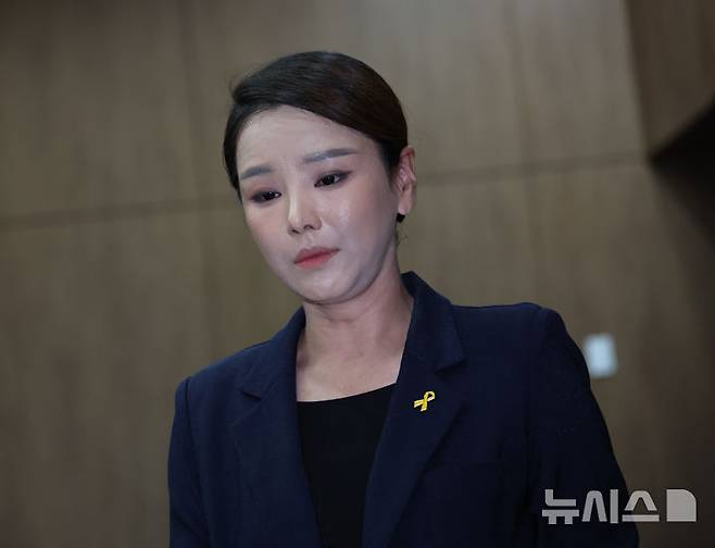 [서울=뉴시스] 김금보 기자 = 강미정 조국혁신당 대변인이 4일 서울 여의도 국회 소통관에서 당내 성비위 의혹과 관련한 탈당 기자회견을 하기위해 이동하고 있다. 2025.09.04. kgb@newsis.com