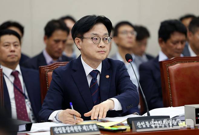 [서울=뉴시스] 김명년 기자 = 김정관 산업통상자원부 장관이 8일 오후 서울 여의도 국회에서 열린 산업통상자원중소벤처기업위원회 전체회의에 출석해 있다. 2025.09.08. kmn@newsis.com