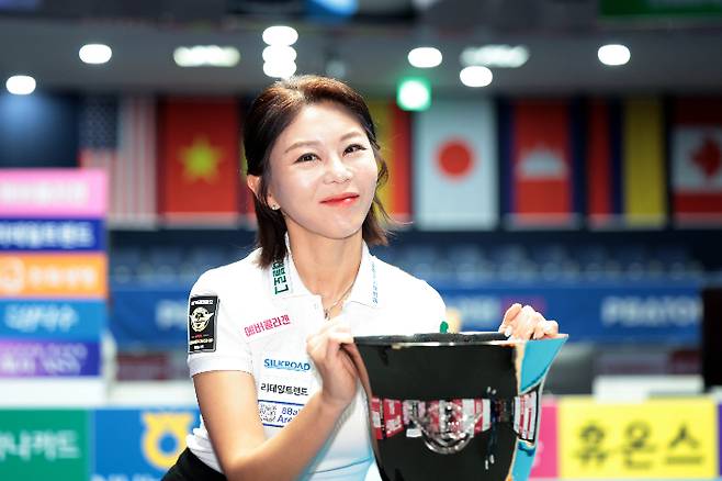 김가영이 8일 경기도 고양시 '고양 킨텍스 PBA 스타디움'에서 끝난 올 시즌 4차 투어 'SY 베리테옴므 PBA 챔피언십' 여자부 정상에 오른 뒤 우승컵 앞에서 포즈를 취하고 있다. PBA