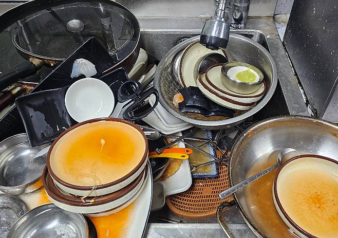 7일 오후 강릉의 한 식당이 설거지를 한번에 하기 위해 그릇과 냄비 등을 모아둔 모습. 전영래 기자