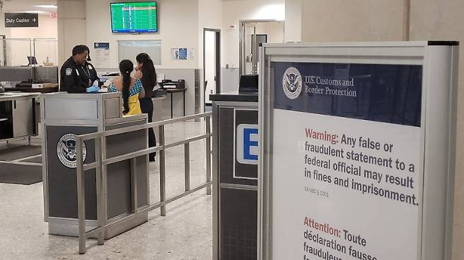 미국 공항 입국 심사대. 안내판에는 거짓 증언을 할 경우 벌금이나 구금에 처할 수 있다는 경고가 적혀 있다. 연합뉴스
