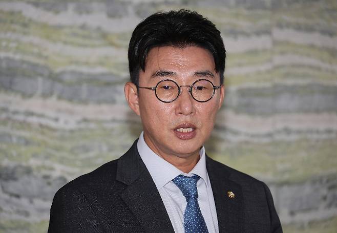 더불어민주당 노종면 의원이 8일 서울 여의도 국회에서 더불어민주당 언론개혁특별위원회 브리핑을 하고 있다. 연합뉴스