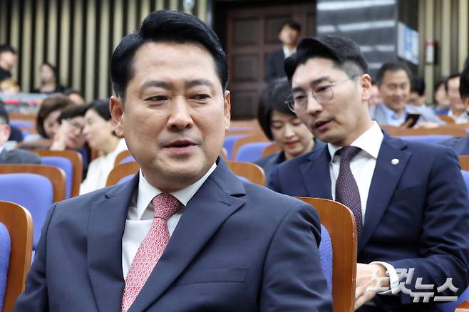 국민의힘 장동혁 대표가 8일 서울 여의도 국회에서 열린 당 의원총회에 참석하고 있다. 윤창원 기자