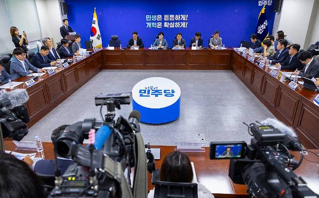 8일 국회에서 열린 더불어민주당 3대 특검 종합 대응특위 전체 회의 참석자들이 전현희 총괄위원장의 발언을 듣고 있다. 연합뉴스