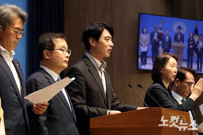 지난달 13일 서울 여의도 국회에서 열린 더불어민주당 정치검찰 조작기소대응TF 기자회견에서 한준호 단장이 발언을 하고 있다. 윤창원 기자
