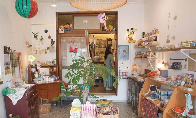 제주의 여름 풍경을 가득 담은 문구점 ‘여름 문구사’. 비짓 제주 누리집