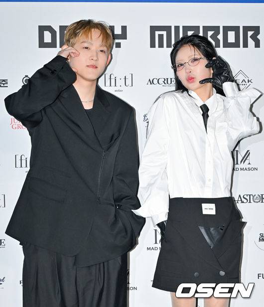 [OSEN=박준형 기자] 7일 서울 중구 동대문디자인플라자(DDP)에서 '2025 F/W 서울패션위크’가 열렸다. 올해 25주년을 맞은 국내 최대 패션 행사 ‘서울패션위크’는 5일부터 9일까지 닷새간 열린다.지플랫(환희)와 최준희가 포토월에서 포즈를 취하고 있다. 2025.02.07 / soul1014@osen.co.kr