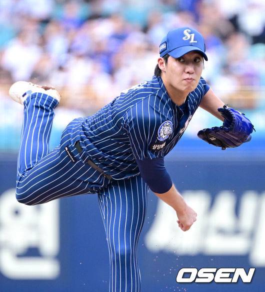 [OSEN=대구, 최규한 기자] 7일 대구삼성라이온즈파크에서 ‘2025 신한 SOL Bank KBO리그’ 삼성 라이온즈와 한화 이글스의 경기가 열렸다.홈팀 삼성은 원태인, 방문팀 한화는 황준서를 선발로 내세웠다.1회초 삼성 선발 원태인이 힘차게 공을 뿌리고 있다. 2025.09.06 / dreamer@osen.co.kr