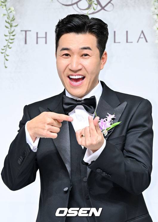 [OSEN=박준형 기자] 가수 김종민은 20일 서울 중구 장충동 신라호텔 영빈관에서 11살 연하 예비 신부와 결혼식을 올린다.예비 신부가 비연예인인 만큼 혼자 포토월에 서는 김종민은 간단한 인터뷰에 응하며 간단한 소감을 전했다. 김종민이 포즈를 취하고 있다.   2025.04.20 / soul1014@osen.co.kr