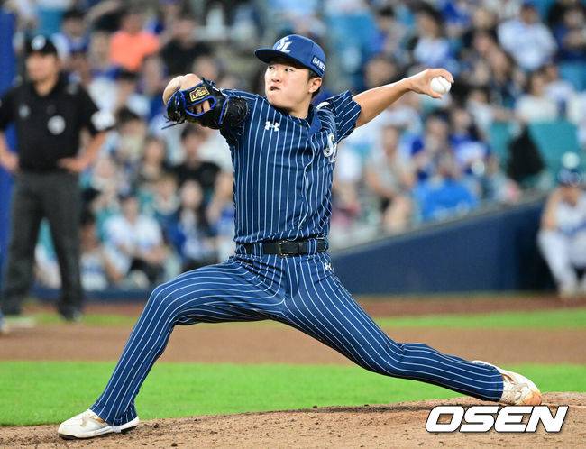 [OSEN=대구, 최규한 기자] 7일 대구삼성라이온즈파크에서 ‘2025 신한 SOL Bank KBO리그’ 삼성 라이온즈와 한화 이글스의 경기가 열렸다.홈팀 삼성은 원태인, 방문팀 한화는 황준서를 선발로 내세웠다.8회초 삼성 투수 이승민이 힘차게 공을 뿌리고 있다. 2025.09.06 / dreamer@osen.co.kr