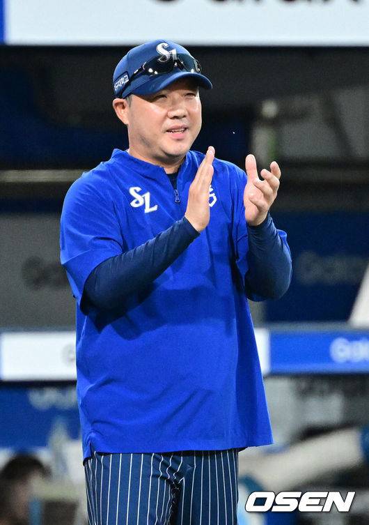 [OSEN=대구, 최규한 기자] 프로야구 삼성 라이온즈가 한화 이글스를 꺾고 전날 패배를 설욕했다.삼성은 7일 대구삼성라이온즈파크에서 열린 한화와의 홈경기에서 4-3으로 승리했다. 이로써 삼성은 지난 6일 한화에 4-7로 덜미를 잡힌 아쉬움을 씻어냈다. 삼성 강민호는 프로야구 역대 포수 최초로 개인 통산 350홈런 시대를 열었고 김재윤은 개인 통산 190세이브를 달성했다.&nbsp;&nbsp;경기를 마치고 승리한 삼성 박진만 감독이 선수들을 맞이하며 박수를 보내고 있다. 2025.09.06 / dreamer@osen.co.kr