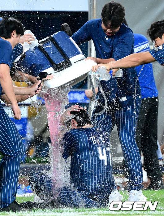 [OSEN=대구, 최규한 기자] 프로야구 삼성 라이온즈가 한화 이글스를 꺾고 전날 패배를 설욕했다.삼성은 7일 대구삼성라이온즈파크에서 열린 한화와의 홈경기에서 4-3으로 승리했다. 이로써 삼성은 지난 6일 한화에 4-7로 덜미를 잡힌 아쉬움을 씻어냈다. 삼성 강민호는 프로야구 역대 포수 최초로 개인 통산 350홈런 시대를 열었고 김재윤은 개인 통산 190세이브를 달성했다.  경기를 마치고 개인 통산 350홈런을 뽑아낸 삼성 강민호가 동료들의 물세례를 받고 있다. 2025.09.06 / dreamer@osen.co.kr
