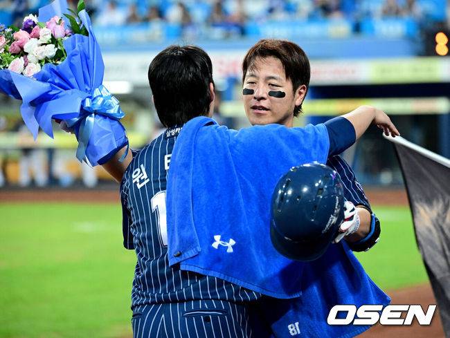 [OSEN=대구, 최규한 기자] 7일 대구삼성라이온즈파크에서 ‘2025 신한 SOL Bank KBO리그’ 삼성 라이온즈와 한화 이글스의 경기가 열렸다.홈팀 삼성은 원태인, 방문팀 한화는 황준서를 선발로 내세웠다.6회말 무사 1루 상황 삼성 강민호가 달아나는 좌월 투런포를 날리고 홈을 밟은 뒤 선발 원태인과 포옹하고 있다. 개인 통산 350홈런. 2025.09.06 / dreamer@osen.co.kr