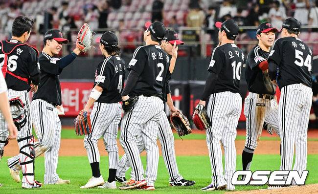 [OSEN=수원, 박준형 기자]  프로야구 LG 트윈스가 KT 위즈에 극적인 역전승을 거뒀다. &nbsp;LG는 4일 수원 KT위즈파크에서 열린 2025 KBO리그 KT와 경기에서 10-8 역전승으로 2연승을 이어갔다.&nbsp;1위를 달리고 있는 LG는 2위 한화 이글스와 승차를 5.5경기로 벌렸다. 우승 매직넘버를&nbsp;'13'으로 줄였다. &nbsp;경기종료 후 LG 선수들이 승리의 기쁨을 나누고 있다.  2025.09.04 / soul1014@osen.co.kr