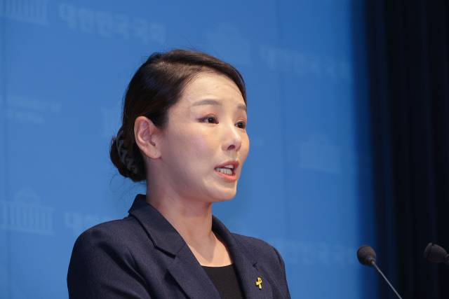 ▲조국혁신당 강미정 대변인이 4일 서울 여의도 국회 소통관에서 당내 성비위 의혹과 관련한 탈당 기자회견을 하고 있다. ⓒ연합뉴스