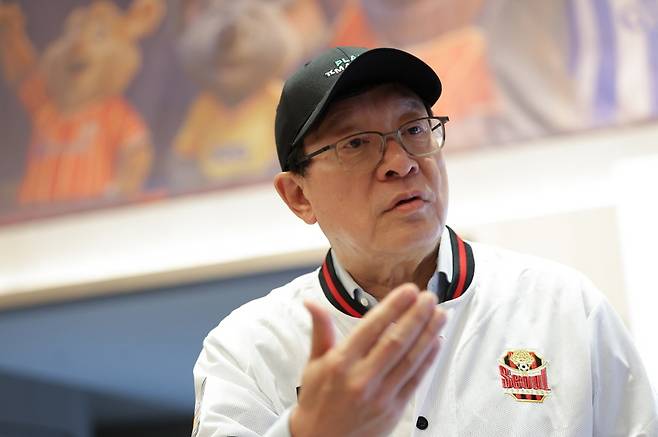 [허태수 GS그룹 회장이 8일 서울 강남구 웨스틴 서울 파르나스에서 열린 '제4회 GS그룹 해커톤에서 취재진 질문에 응답하고 있다. (사진=연합뉴스)]