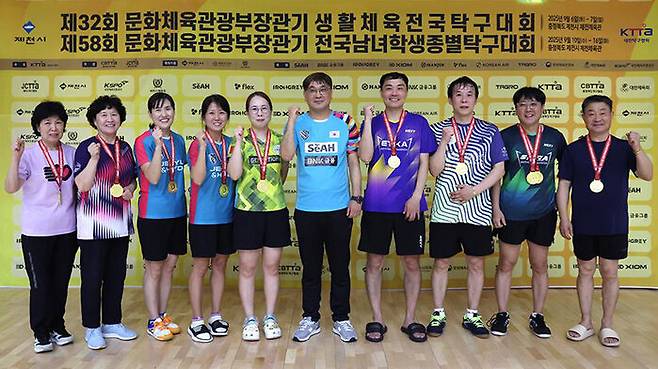 생활탁구 국가대표로 뽑힌 선수들. 왼쪽에서 4번째가 수비수 출신 박미영.