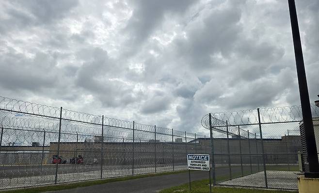 포크스턴 불법체류자 구금시설 앞에 철조망이 둘러쳐져 있다. 홍주형 특파원