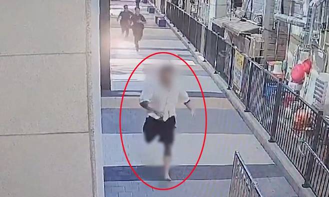 도주하는 강력사건 수배자. 부산경찰청 제공영상 캡처