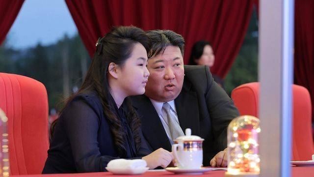 김정은 북한 국무위원장(왼쪽)과 딸 김주애. 조선중앙통신/연합뉴스