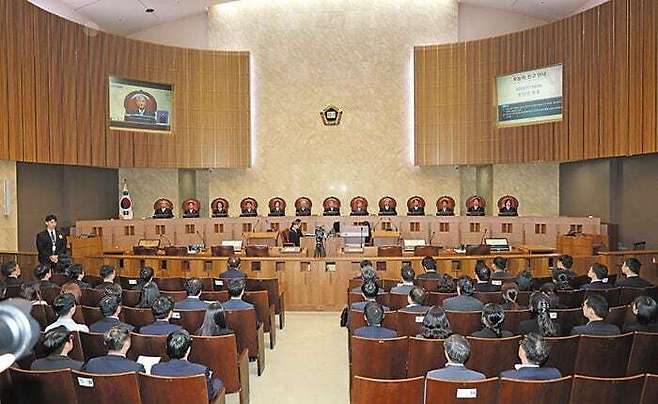 대법원 전원합의체 재판이 열리는 서울 서초구 대법원 청사의 대법정 모습. 현행 전원합의체는 대법원장·대법관 총 14명&nbsp;가운데 법원행정처장을 겸하는 대법관을 제외한 13명으로 구성된다. 세계일보 자료사진