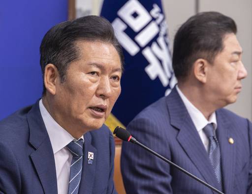 더불어민주당 정청래 대표(왼쪽)가 8일 국회에서 열린 당 최고위원 회의에서 발언하고 있다. 오른쪽은 민주당 김병기 원내대표. 연합뉴스