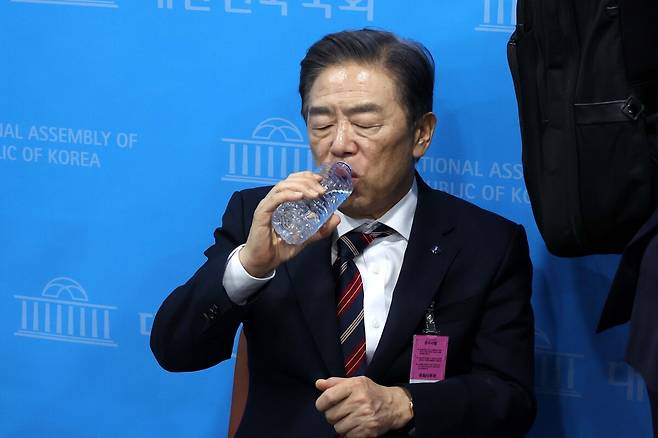 김형석 독립기념관장이 8일 서울 여의도 국회 소통관에서 기자회견을 하기 앞서 물을 마시고 있다.