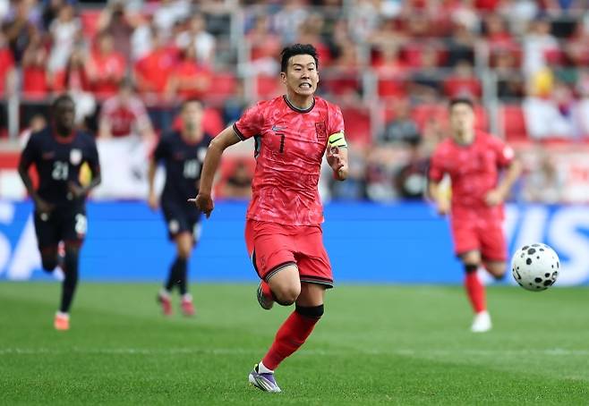 한국 축구 국가대표 손흥민이 7일(한국시간) 미국 뉴저지주 해리슨 스포츠일러스트레이티드 스타디움에서 열린 미국과의 평가전에서 전력 질주하고 있다.  해리슨 연합뉴스