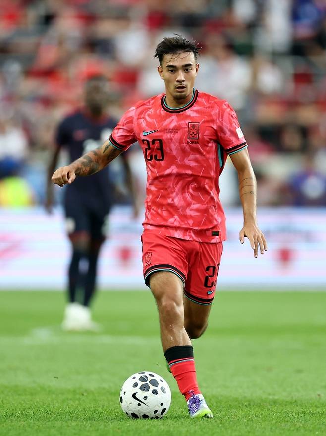 역사상 첫 국외 출생 혼혈 국가대표인 옌스 카스트로프는 후반 18분 교체 투입되며 A매치 데뷔전을 치렀다. 해리슨 연합뉴스