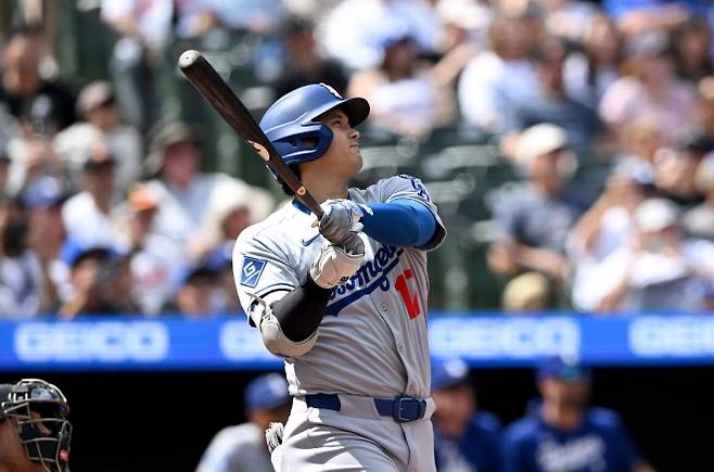 로스앤젤레스 다저스 오타니 쇼헤이가 8일(한국 시각) 미국 메릴랜드주 볼티모어 오리올파크 앳 캠던 야즈에서 열린 2025 미국 메이저리그(MLB) 볼티모어 오리올스와의 원정경기에서 홈런을 치고 있다. AFP 연합뉴스