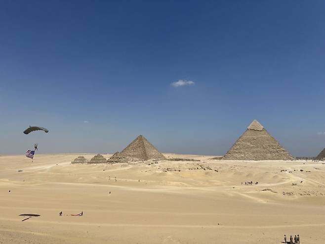 미군과 이집트군 공수부대원들이 기자 피라미드 상공에서 낙하훈련을 펼치고 있다. ‘브라이트 스타’ 합동훈련의 일환으로 13개국 병력이 참여했다. 출처=미 중부사령부 엑스