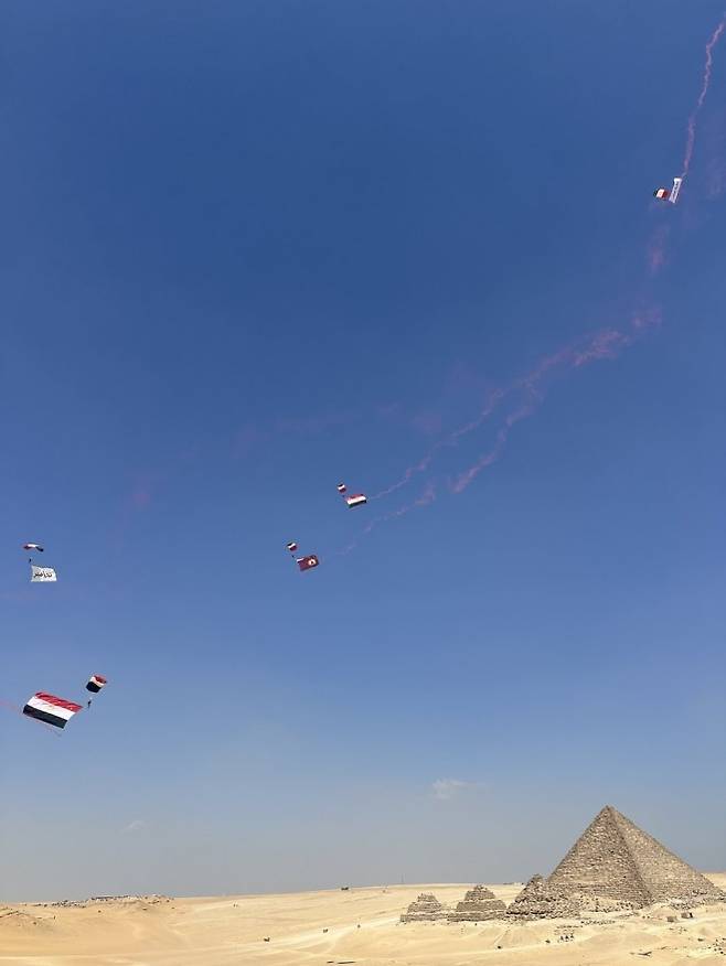 세계 문화유산 피라미드를 배경으로 미군 낙하산 병력이 착지하는 모습. 브라이트 스타 훈련은 올해로 19번째를 맞는다. 출처=미 중부사령부 엑스
