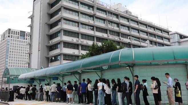 8일 서울 종로구 주한 미국대사관 앞에 미국 비자를 발급받기 위해 대기하는 시민들의 줄이 길게 늘어서 있다. 연합뉴스