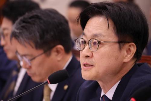 김정관 산업통상자원부 장관이 8일 서울 여의도 국회에서 열린 산업통상자원중소벤처기업위원회 전체회의에서 의원 질의에 답하고 있다. 연합뉴스