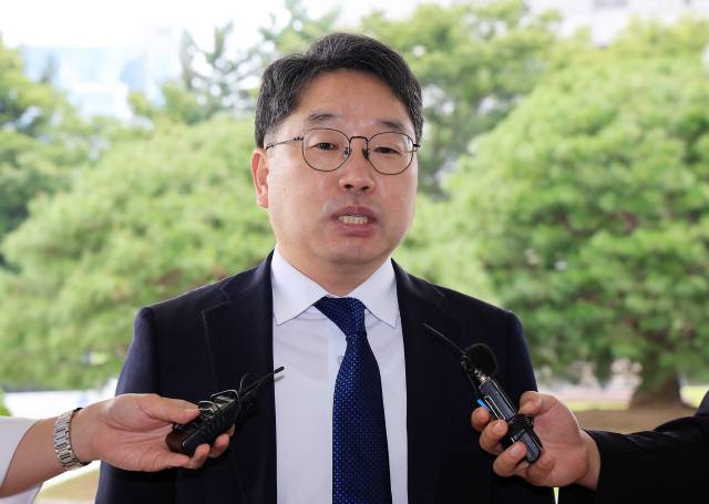 노만석 검찰총장 직무대행이 8일 오전 서울 서초구 대검찰청에 출근하며 취재진 질문에 답변하고 있다. 앞서 더불어민주당과 정부는 7일 검찰청을 폐지하고 기소를 담당하는 공소청과 중대범죄 수사를 맡는 중대범죄수사청(중수청)을 신설하는 내용이 담긴 정부조직 개편안을 발표했다. 공소청과 중수청은 각각 법무부와 행정안전부가 관할한다. 뉴스1