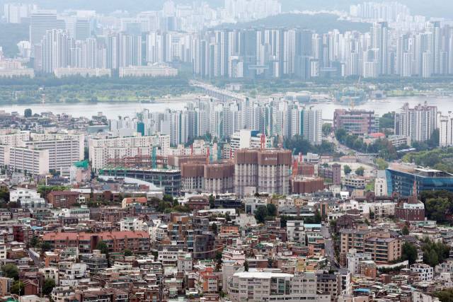 사진은 서울 남산에서 바라면 서울 시내 아파트 등 주택 단지. 연합뉴스