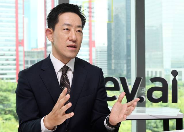 손동춘 EY한영 감사부문 파트너(전무)가 29일 서울 여의도에서 진행된 서울경제신문과의 인터뷰에서 회계·감사 부문의 인공지능(AI) 활용 방안을 설명하고 있다. 오승현 기자