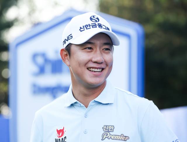 ‘어린왕자’ 송영한. 신한금융그룹 후원 선수로 일본 투어 2승을 자랑하며 올해 LIV 골프 마이애미 대회에도 출전했다. 2017년의 공동 3위가 신한동해오픈 최고 성적인 그는 ‘스폰서 대회’ 우승을 노린다.