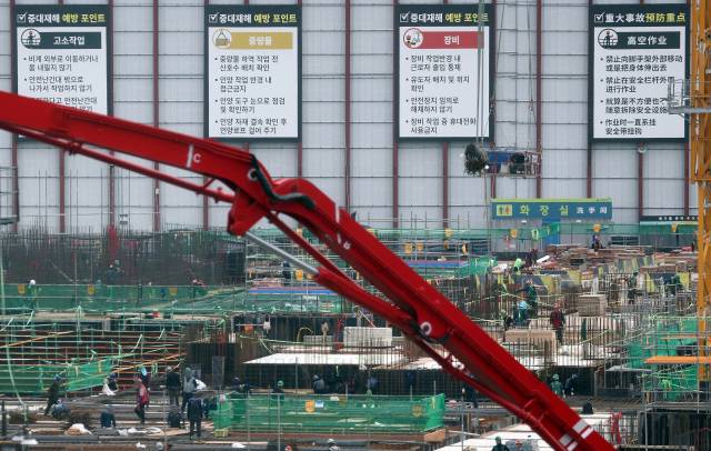 정부가 건설 현장의 불법 하도급에 대한 집중 단속에 나선 지난달 11일 서울 시내 한 아파트 건설 현장에 중대재해 예방 포인트 안내문이 붙어 있다. 연합뉴스