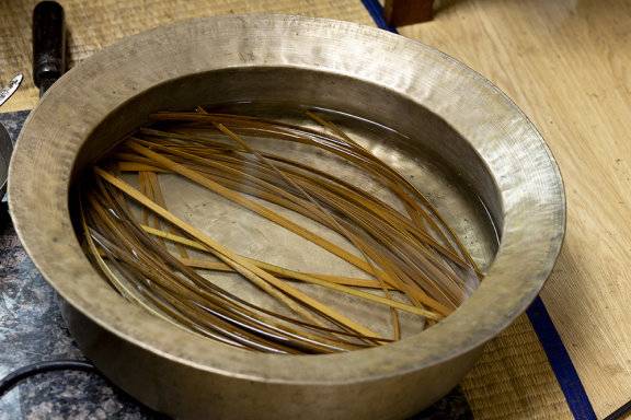 갓의 형태를 잡는 데 사용되는 대오리.