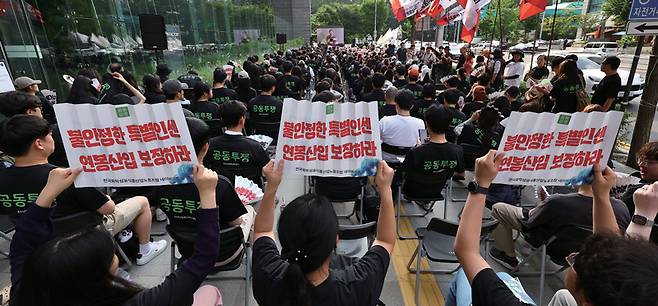 8월27일 네이버와 네이버 손자회사 6개 법인 노동조합원들이 경기도 성남시 분당구 네이버 본사 앞에서 2025년 임금협상 및 단체교섭, 복지 개선 촉구 집회를 하고 있다. ⓒ뉴시스