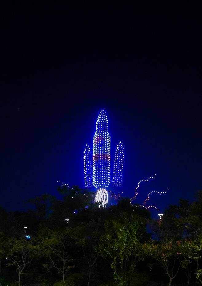 2025 제주 글로벌 미래우주항공 컨페스타에서 1550대의 드론이 신화월드 야외 특설무대에서 퍼포먼스를 펼치고 있다. ⓒ제주도 제공