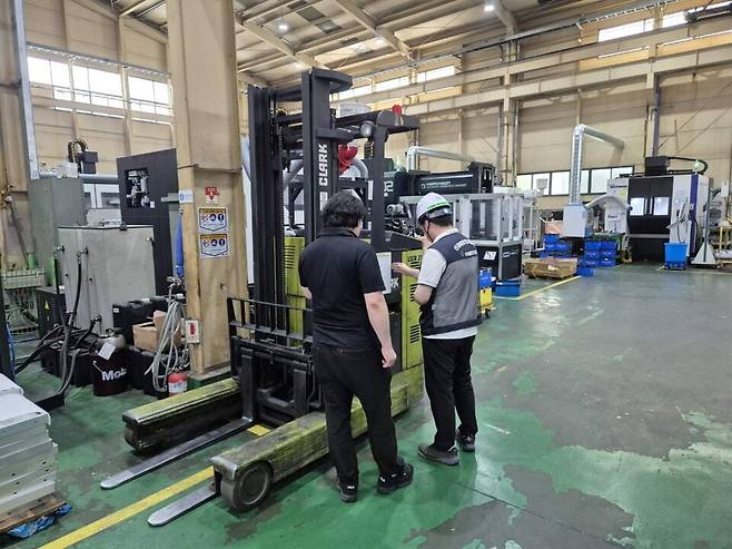 창원시 안전총괄담당관이 관내 재조업체를 방문해 위험 요인 확인 등 현장 관리 대응 체계를 중점적으로 점검하고 있다. ⓒ창원시