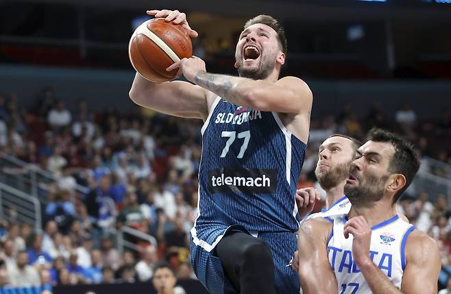 슬로베니아 루카 돈치치가 8일 유로바스켓 16강전에서 이탈리아를 상대로 골밑을 돌파하고 있다. EPA연합뉴스