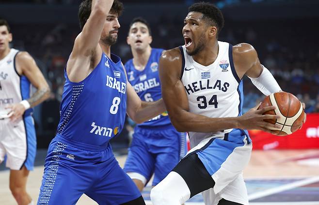 그리스 야니스 아데토쿤보가 8일 이스라엘과의 유로바스켓 16강전에서 골밑을 돌파하고 있다. EPA연합뉴스