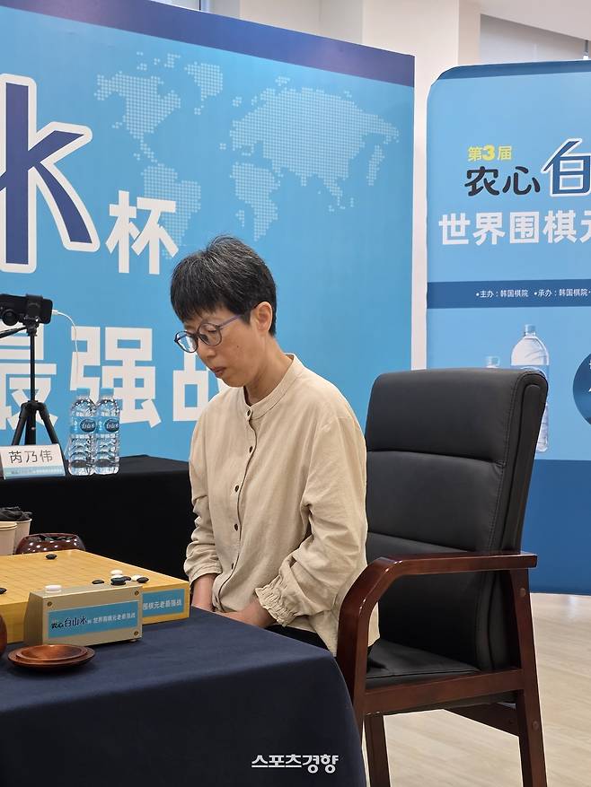 루이나이웨이 9단이 8일 중국 칭다오 농심공장에서 열린 제3회 농심백산수배 세계바둑시니어최강전 6국에서 조훈현 9단과 대국하고 있다.   칭다오 | 윤은용 기자