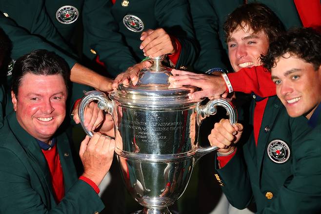 8일 미국과 영국·아일랜드 연합팀의 아마추어 팀 대항전인 워커컵에서 승리한 미국 선수들이 우승 트로피와 함께 기념사진을 찍고 있다. 게티이미지코리아