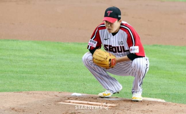 LG 임찬규가 7일 SSG전 1회초 홈런을 맞고 주저 앉아 아쉬워하고 있다. /사진=강영조 선임기자