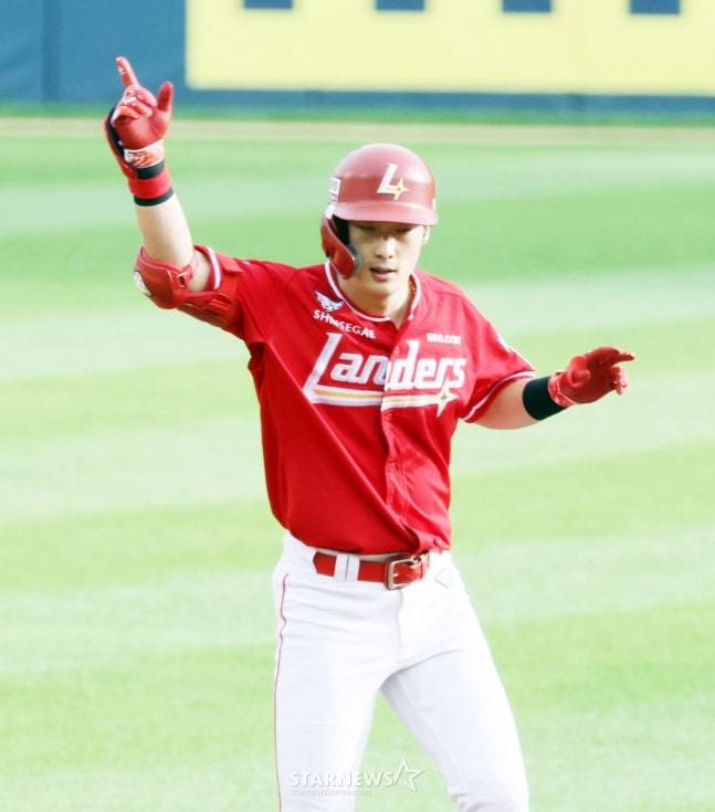 최지훈이 1회초 임찬규에게 2루타를 때려낸 뒤 세리머니를 하고 있다. /사진=강영조 선임기자