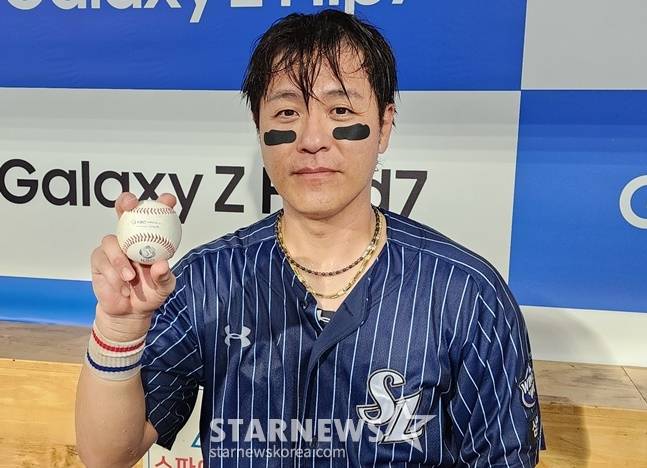 7일 경기 종료 후 350호 홈런공을 받은 강민호의 모습. /사진=박수진 기자